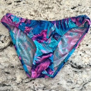 Venus bikini bottom size 4; scoop bottom, low rise; excellent condition
